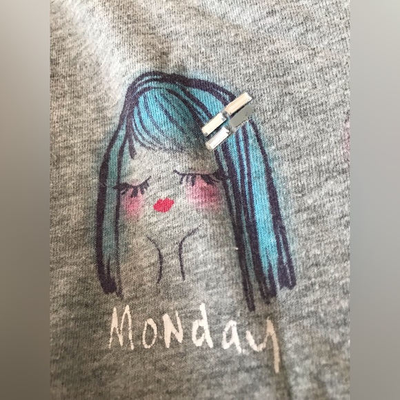 Gap Kids size 6 - 7 long sleeve heather gray cotton tee w/ fashion days of week - Picture 3 of 5